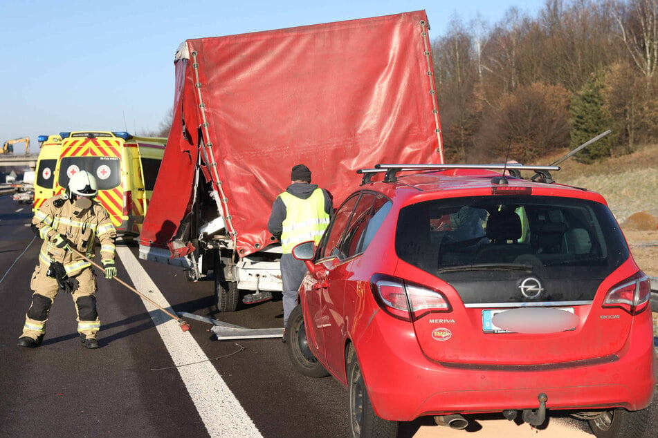 Der Fahrer des roten Opels kollidierte mit dem polnischen Kleinlaster. Beide Fahrzeuge erlitten Schäden, die beiden Fahrer kamen ohne schwere Verletzungen davon.