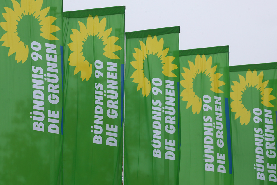 Das Parteibüro der Grünen in Magdeburg wurde mit rechten Stickern beklebt. (Symbolbild)