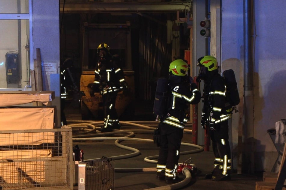 Beim Brand sollen Gefahrstoffe ausgetreten sein.