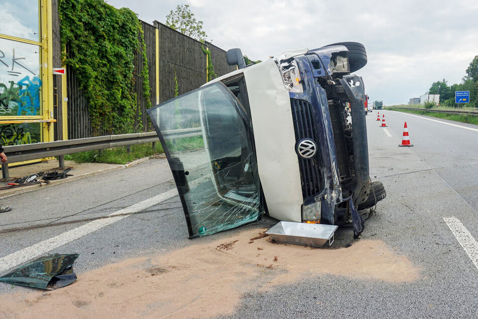 In diesen VW-Transporter krachte ein Lkw.