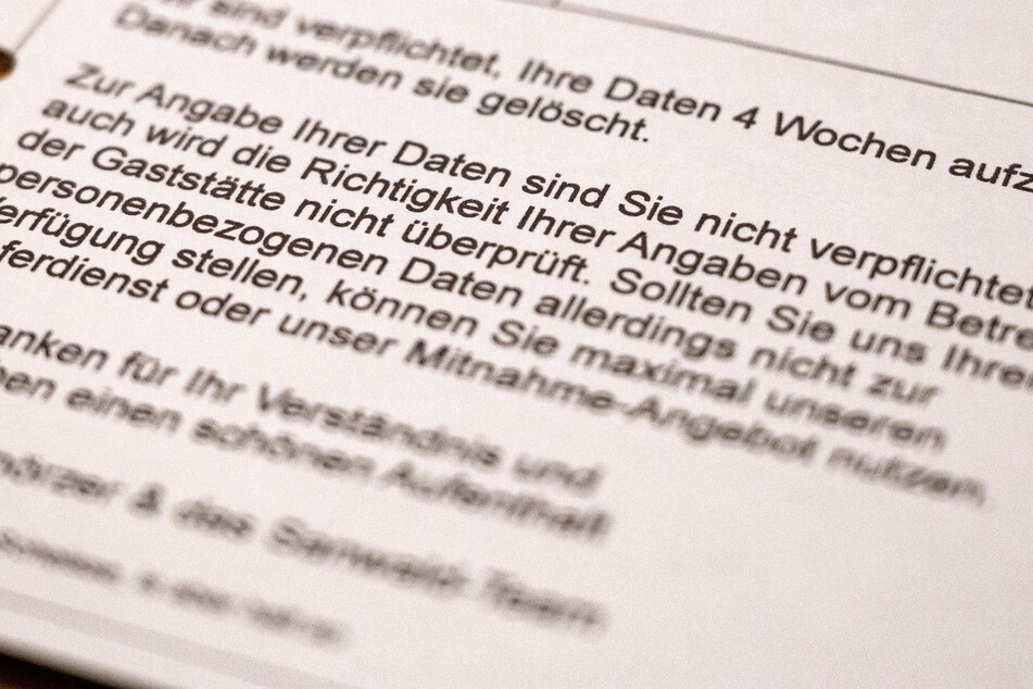 Ein Bogen zur Kontaktverfolgung liegt auf einem Tisch.