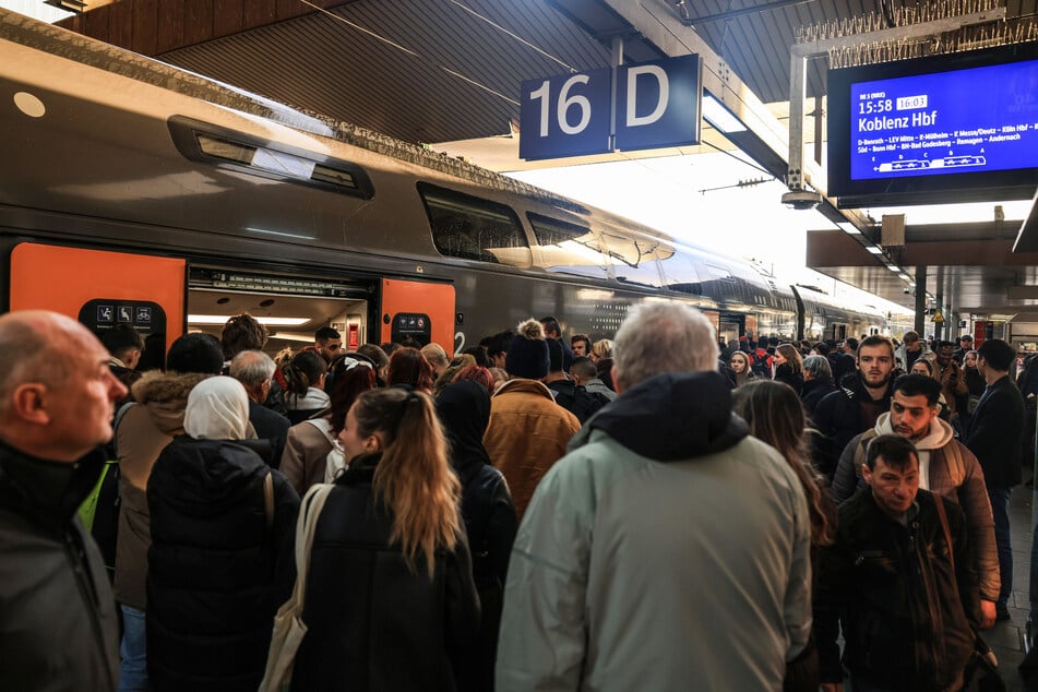Trotz voller Züge wie hier in Düsseldorf: Das Deutschlandticket ist für die Verkehrsunternehmen bisher noch ein Verlustgeschäft. (Symbolbild)