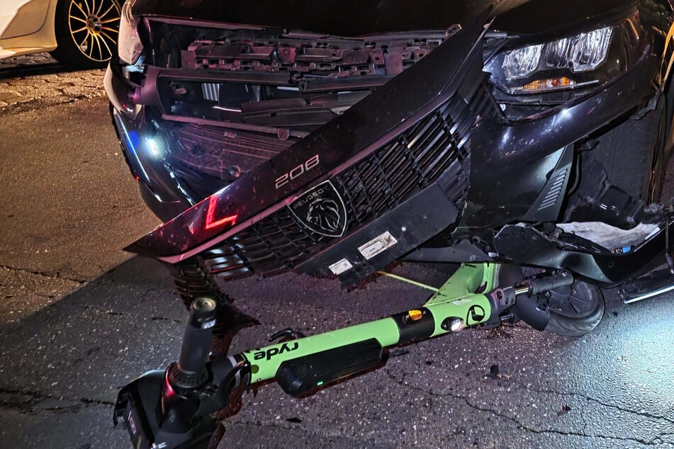 Mitten in der Nacht: E-Scooter kollidiert mit Peugeot, 17-Jähriger schwer verletzt