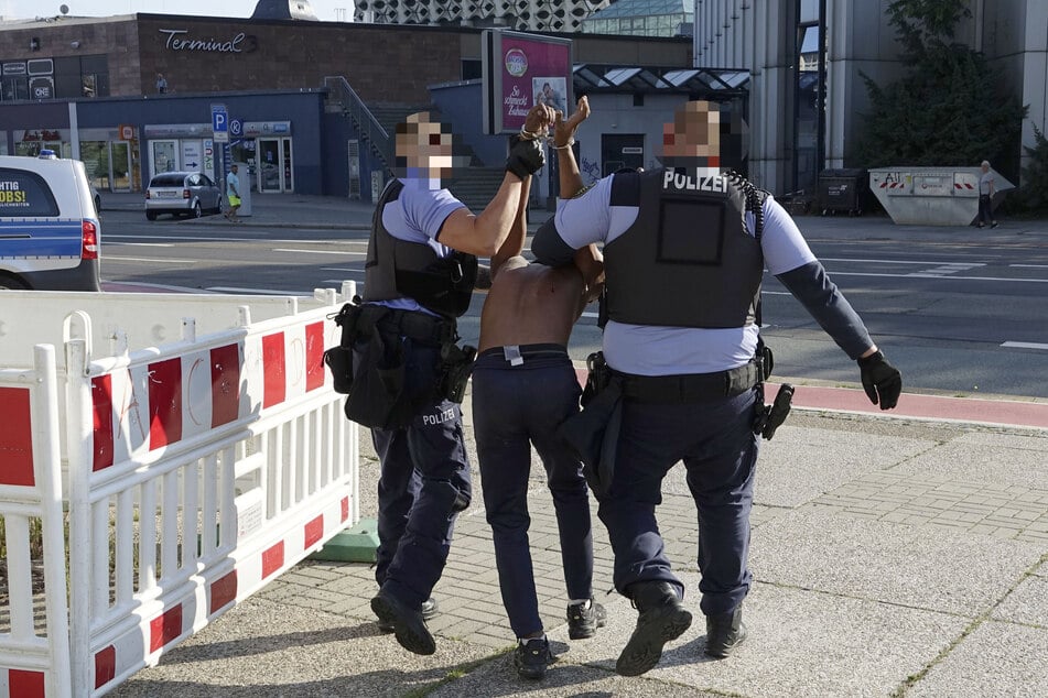 Der Mann wurde in Handschellen gelegt und zum Polizeiwagen geführt. Eine vorläufige Festnahme gab es nicht.