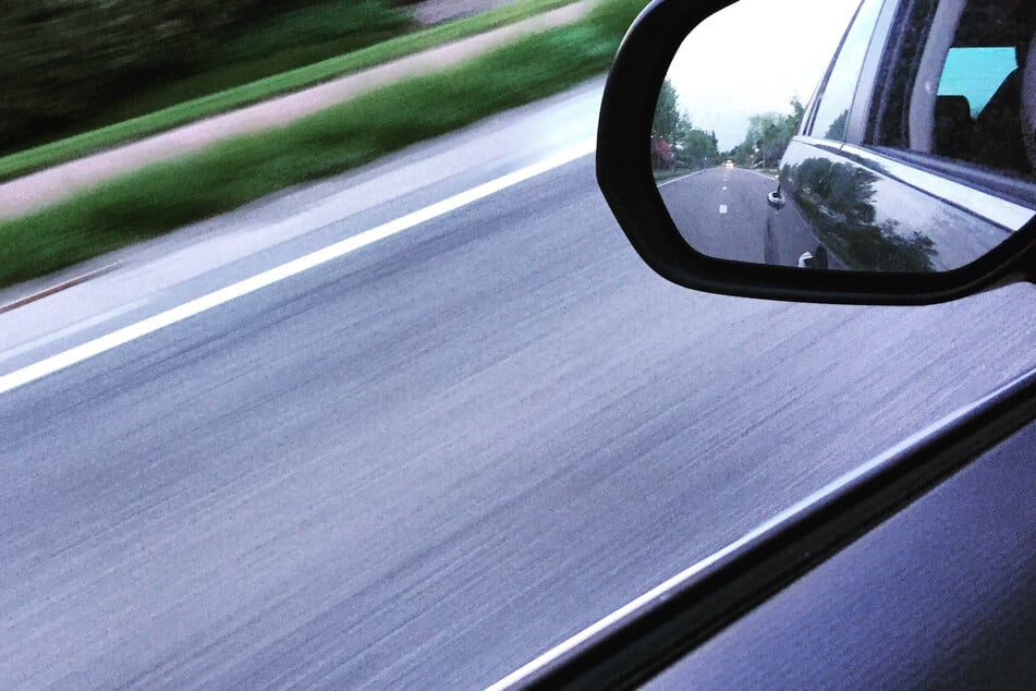 Auto und Sportwagen krachen beim Überholen zusammen - zwei Menschen werden schwer verletzt. (Symbolfoto)