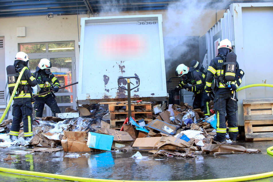 Die Feuerwehr musste die Pappteile zum Löschen erst aus dem Container holen.