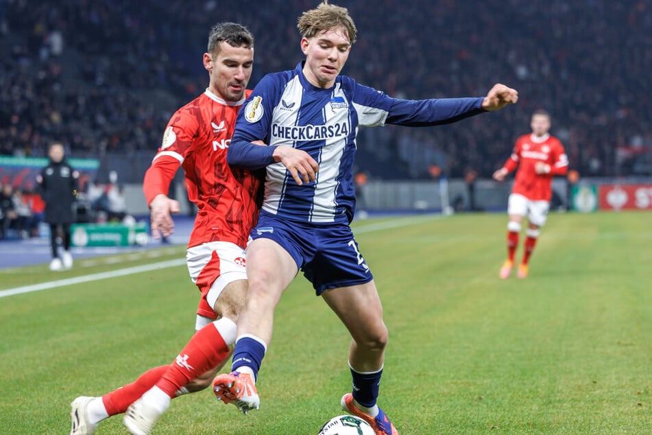 Kennet Eichhorn (16, r.) legt bei Hertha BSC eine beachtliche Entwicklung hin.