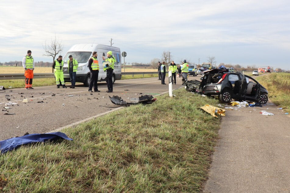 Auf der Straße verteilten sich zahlreiche Trümmerteile.