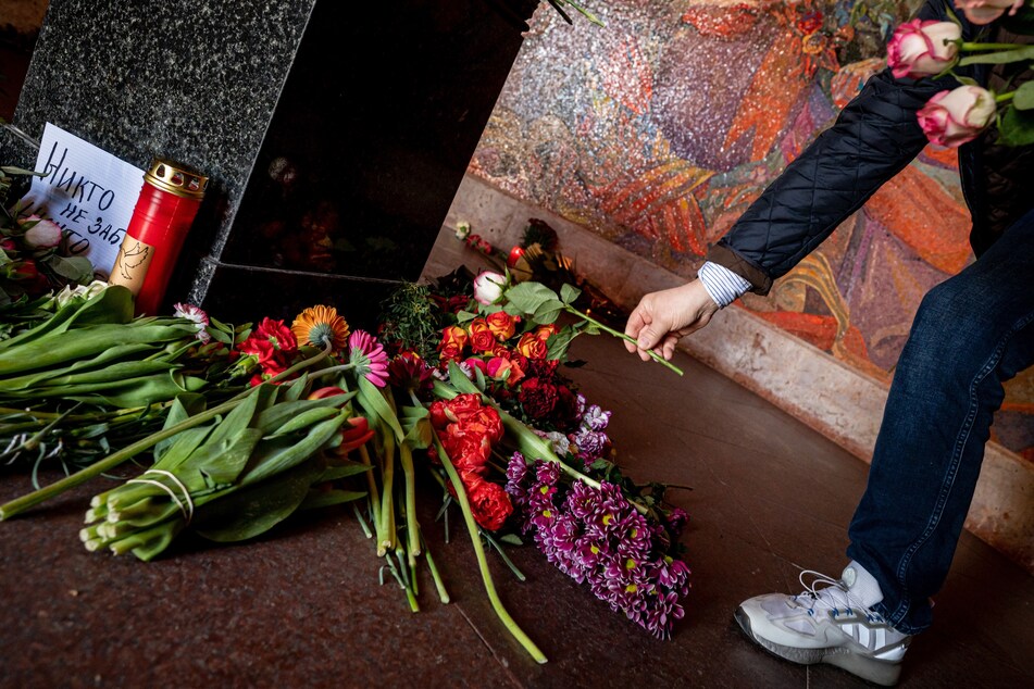 Am Sowjetischen Ehrenmal im Treptower Park werden Blumen für die unzähligen Opfer der Zweiten Weltkrieges niedergelegt.