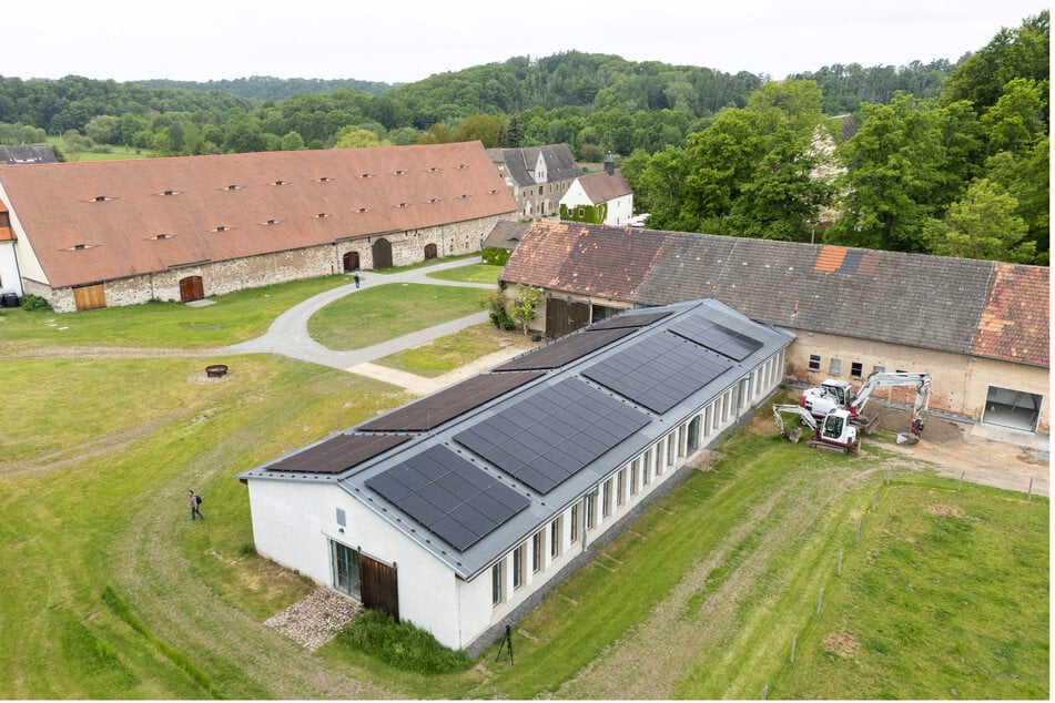 Eine Photovoltaikanlage bedeckt jetzt das Dach eines Nebengebäudes - von unten ist sie kaum sichtbar.