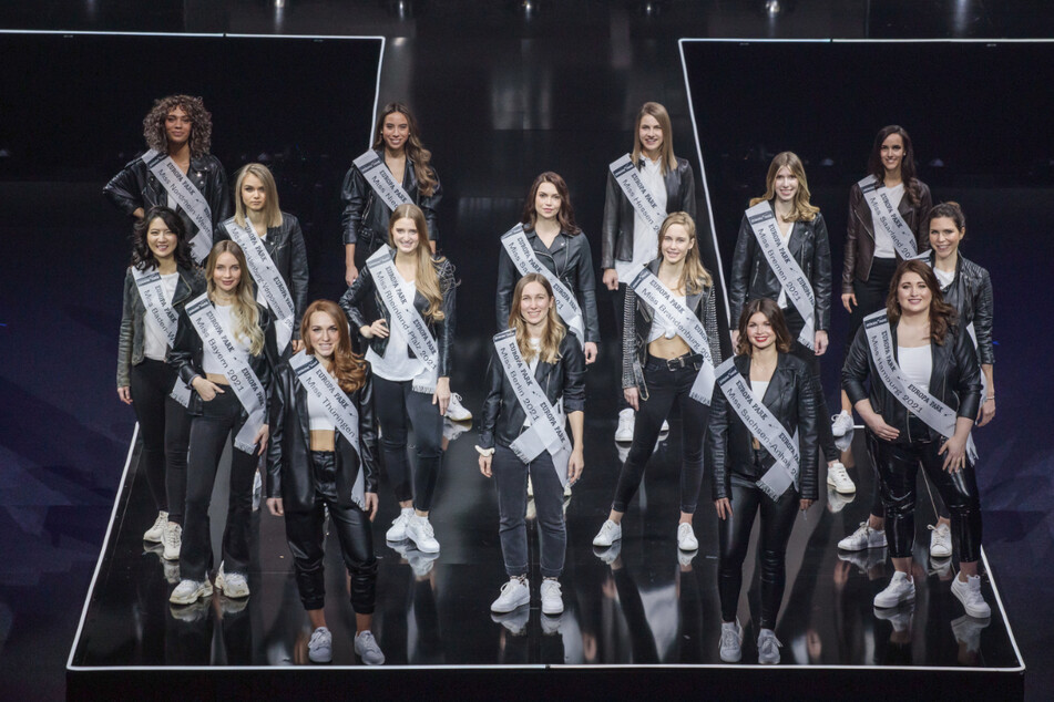 Die Teilnehmerinnen des Finales der Miss-Germany-Wahl 2021 stehen im Europa-Park auf einer Bühne.