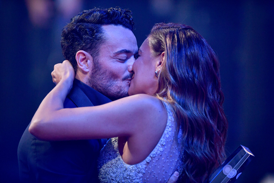 Von Ehefrau Jana Ina Zarrella (45) gab es einen verweinten Kuss für Entertainer Giovanni (44).