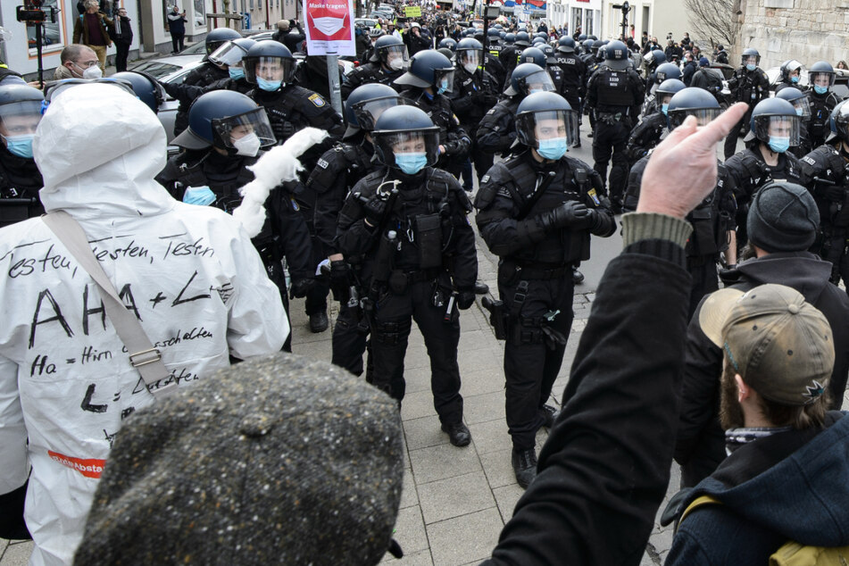 Die Demonstration der Querdenker in Kassel war gerichtlich unter Auflagen genehmigt worden. Die Demonstranten missachteten die Auflagen aber massiv.