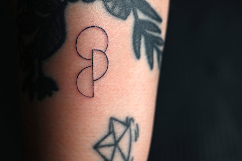 Das Motiv zeigt einen geometrischen Halbkreis, der durch einen zweiten vervollständigt wird. Inspiriert von den Anfangsbuchstaben des englischen Wortes für Organspender: "Organ Donor".