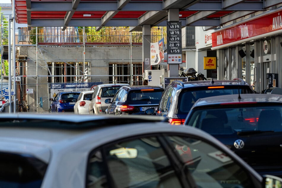 Benzinpreis-Stress: Kurz vor 12 Uhr eskaliert Streit an der Tankstelle