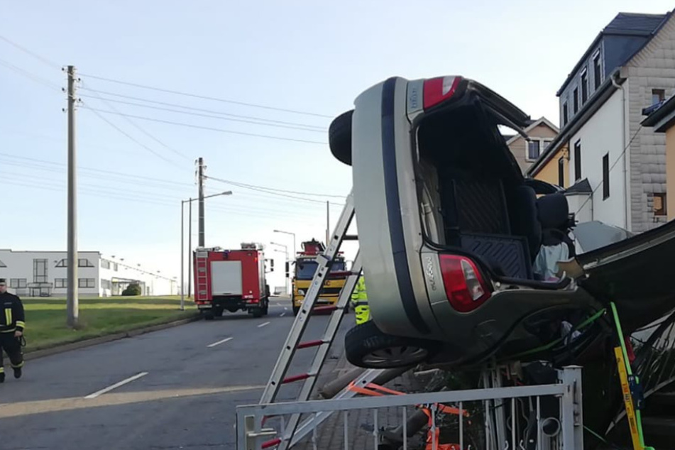 Renault reißt Telefonmast um und landet auf Grundstückszaun: Zwei Personen verletzt