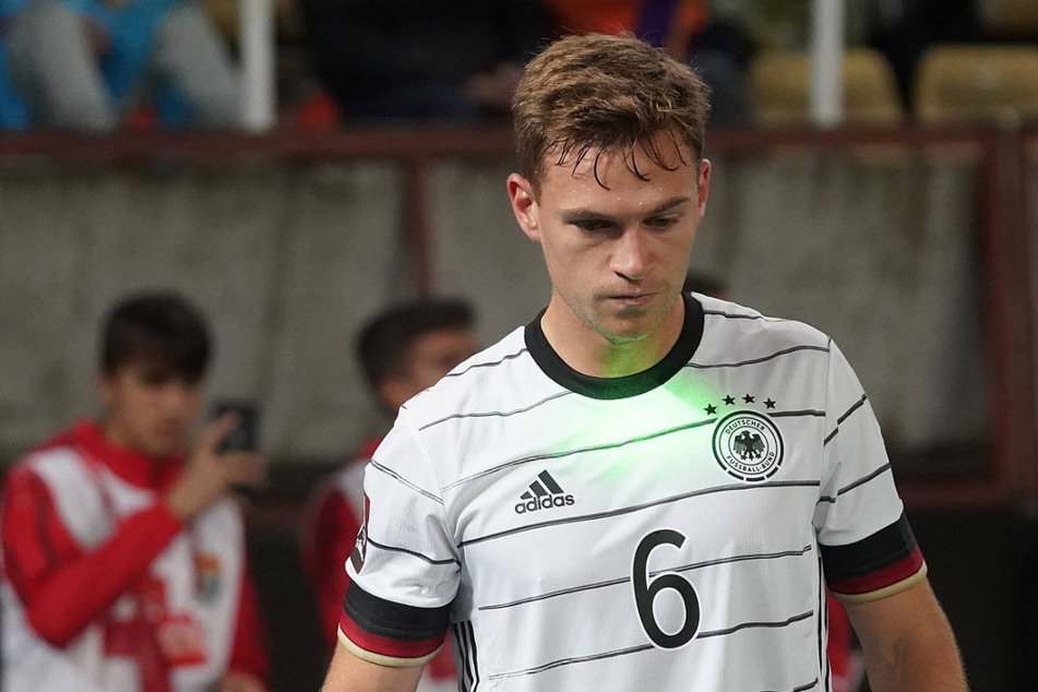 Joshua Kimmich (26) wurde bei einem Eckball mit einem Laserpointer im Gesicht geblendet.