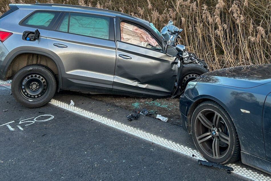 Skoda kollidiert frontal mit Lkw: Fahrer (†60) stirbt am Unfallort!