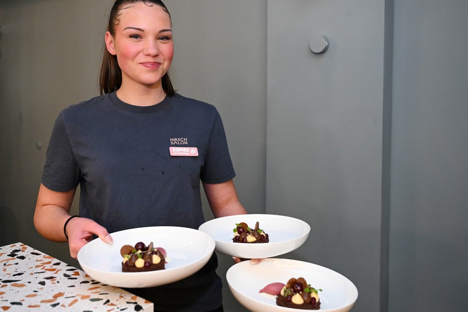 Azubi Sophie Elster (16) gibt im "Hirschsalon" einen Vorgeschmack auf das Kochsternstunden-Dessert.