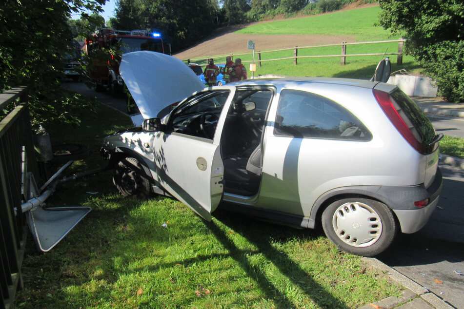 Der Opel Corsa der 71-Jährigen wurde bei dem Unfall erheblich demoliert und musste abgeschleppt werden.