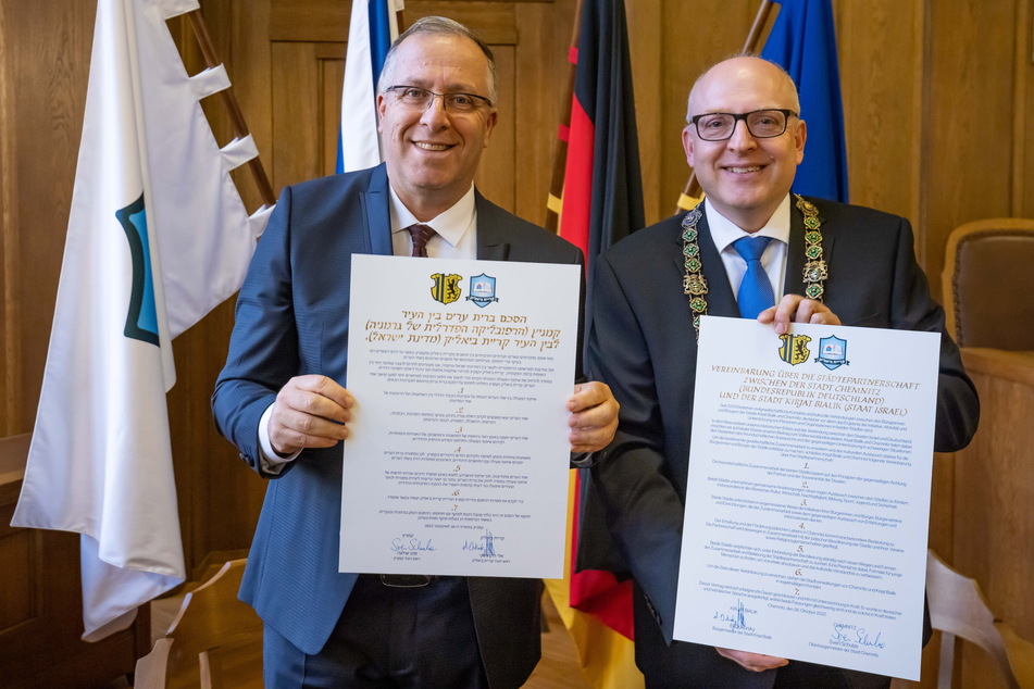 Kirjat Bialiks Bürgermeister Eli Dukorski (58, l.) und OB Sven Schulze (51) mit der unterzeichneten Vereinbarung über die Städtepartnerschaft.