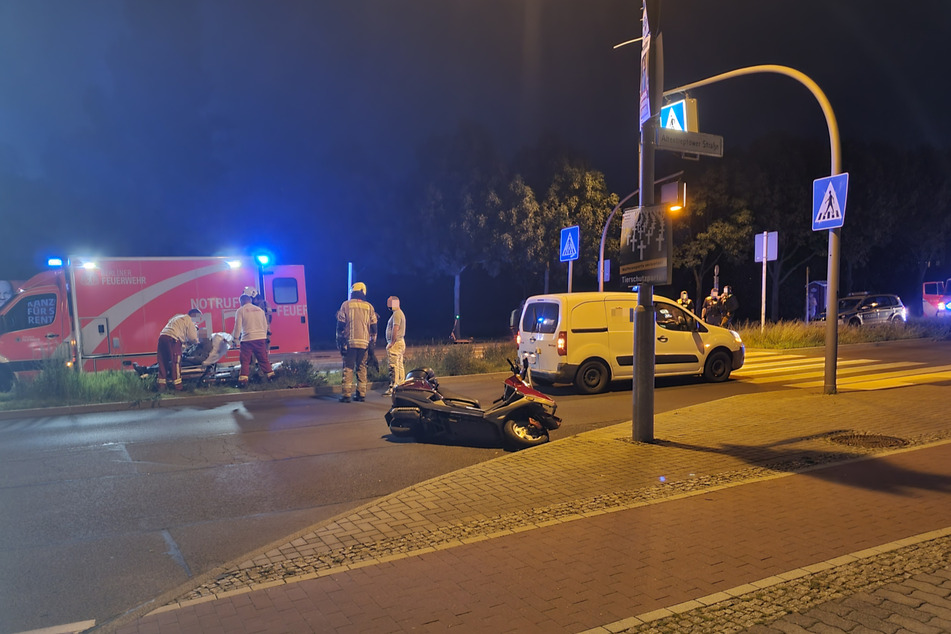 Kurz vor einem Zebrastreifen in Hellersdorf knallte es zwischen einem Roller und einem Auto.
