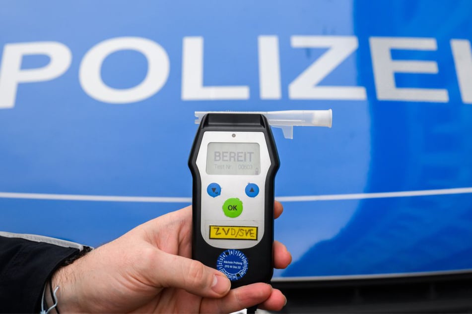 Die Polizeistreife führte einen Atemalkoholtest durch. (Symbolfoto)