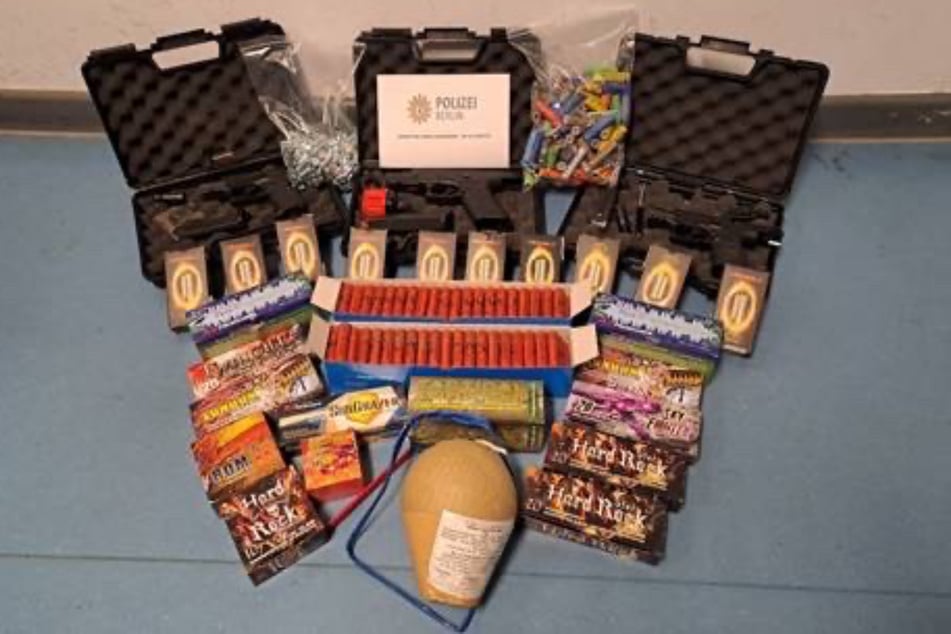 Auch in Marzahn stellte die Polizei unter anderem eine Kugelbombe sicher.