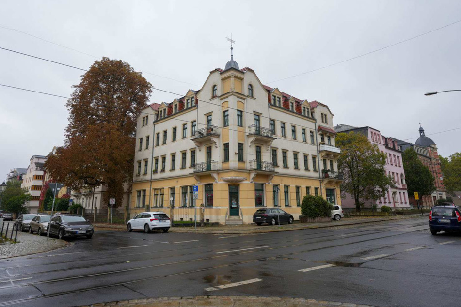 In diesem Haus im Dresdner Westen stürmte die Polizei eine Wohnung im Zusammenhang mit den Todesschüssen von Brüssel.