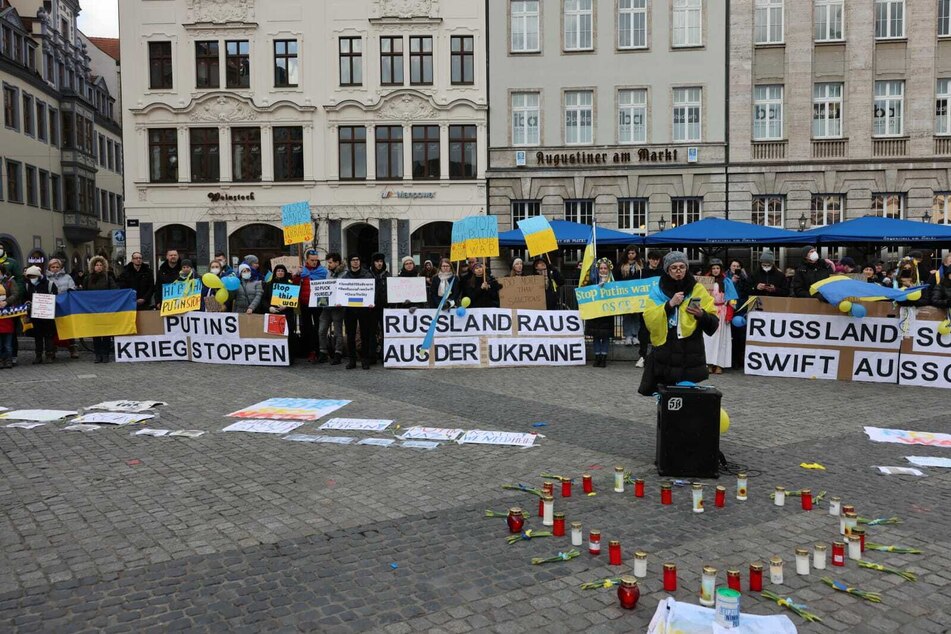 Am Samstag sammelten sich Hunderte Menschen in Solidarität mit der Ukraine im Leipziger Zentrum.