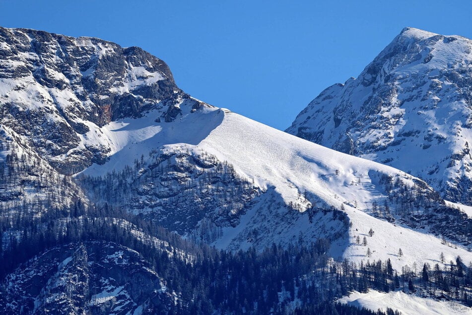 Das Lawinenfeld unterhalb des Windschartenkopfes wurde auch mit einer Sonde und Spürhunden abgesucht.
