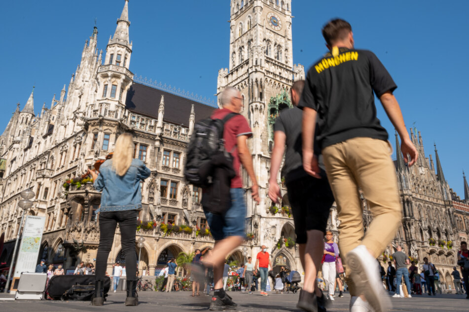Zur Eindämmung des Coronavirus will die Stadt München eine Maskenpflicht auf bestimmten öffentlichen Plätzen und Straßen der Innenstadt erlassen.