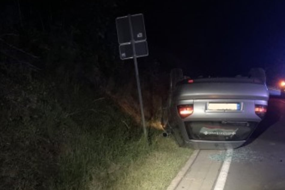 Auto liegt kopfüber auf der Straße: Vom Fahrer fehlt jede Spur!