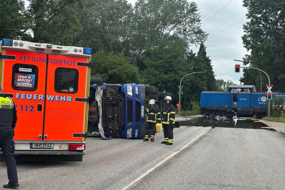 Die Polizei ermittelt noch, die genaue Unfallursache ist bisher unklar.