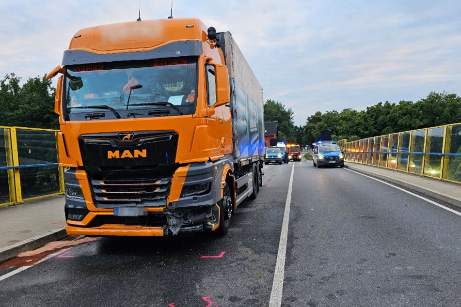 Der Lkw krachte mit einem Honda zusammen.