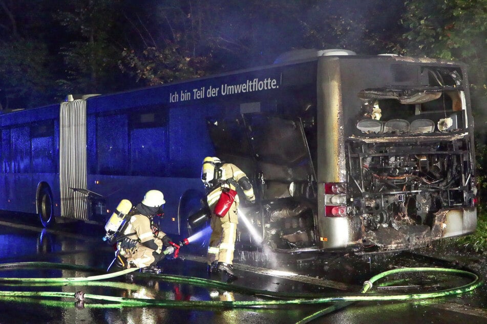 Technischer Defekt: Linienbus fängt Feuer, Rettungskräfte bringen Fahrer in Klinik