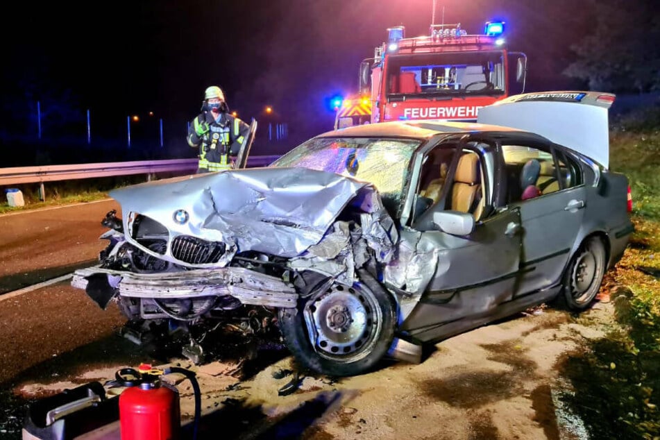 Auch der verunfallte BMW weist starke Schäden im Frontbereich der Fahrerseite auf.