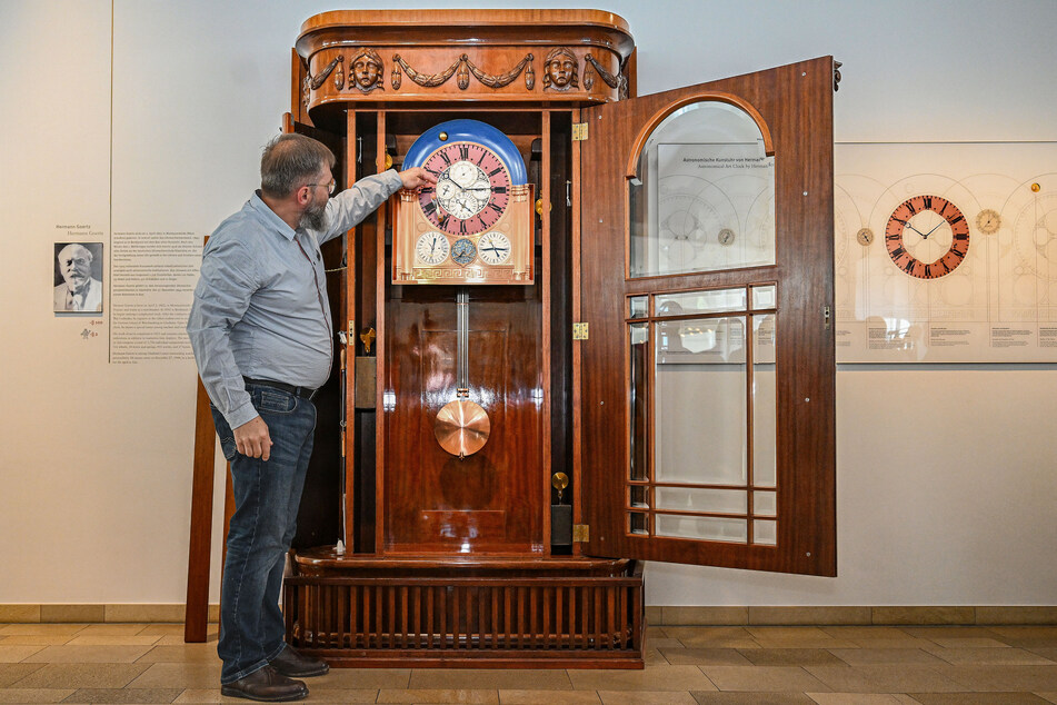 Sammlungsleiter Jürgen Franke (55) erklärt die Anzeigen der Astronomischen Kunstuhr.