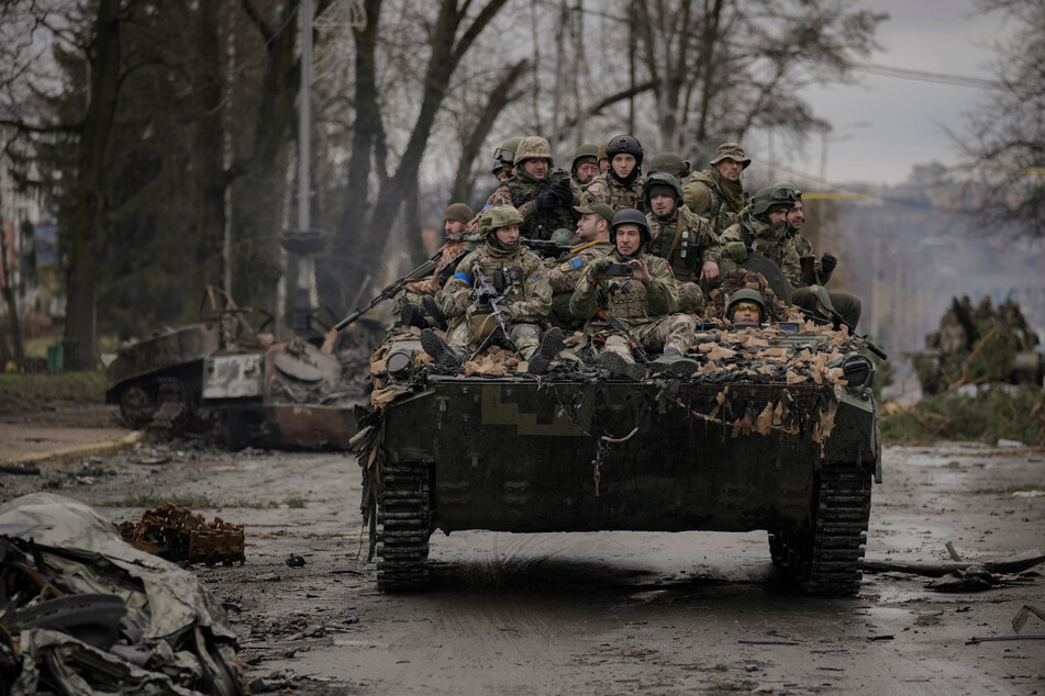 Ukrainische Soldaten auf den Straßen des befreiten Butscha. Hier haben sich schlimme Kriegsverbrechen ereignet, die die Welt schockierten.
