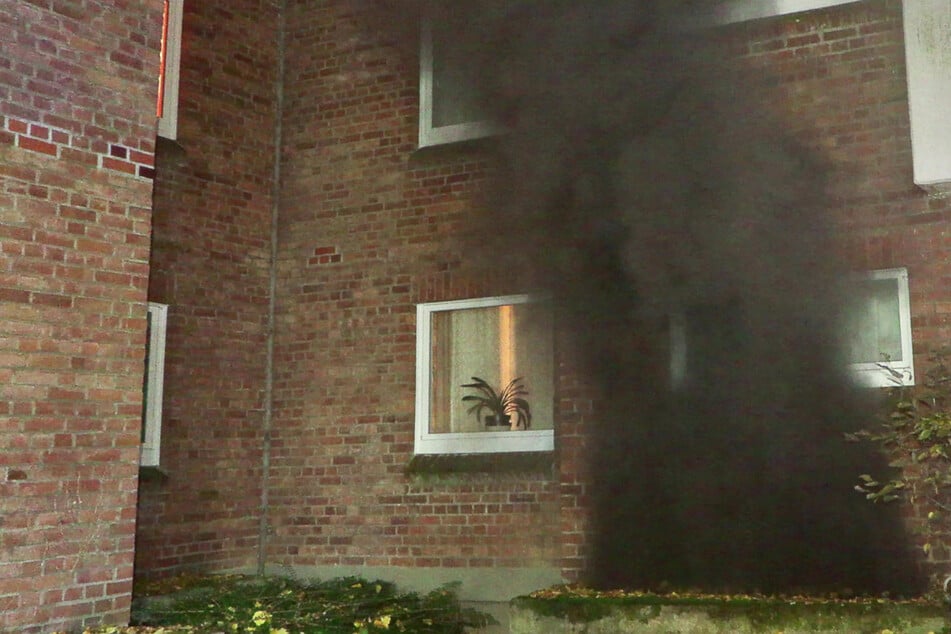 Kellerbrand sorgt für Feuerwehr-Einsatz: Bewohner müssen Haus räumen