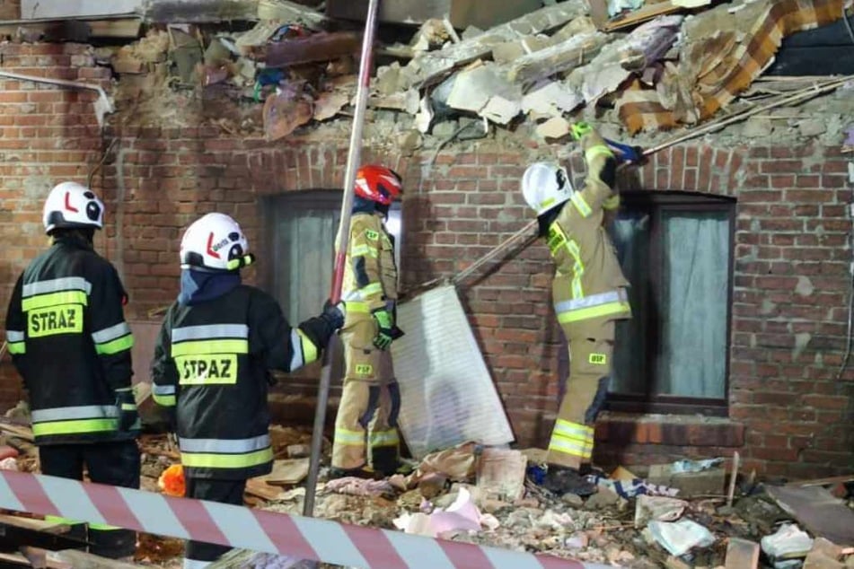 Einsatzkräfte mehrerer Feuerwehren waren bis in die Nacht vor Ort, um in den Trümmern nach Überlebenden zu suchen.