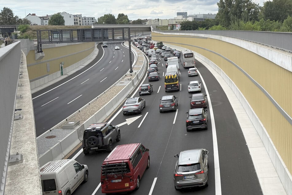 Dichter Verkehr: Der erst kürzlich eröffnete Teilabschnitt der A100 sorgt bei den Autofahrern für Frust.
