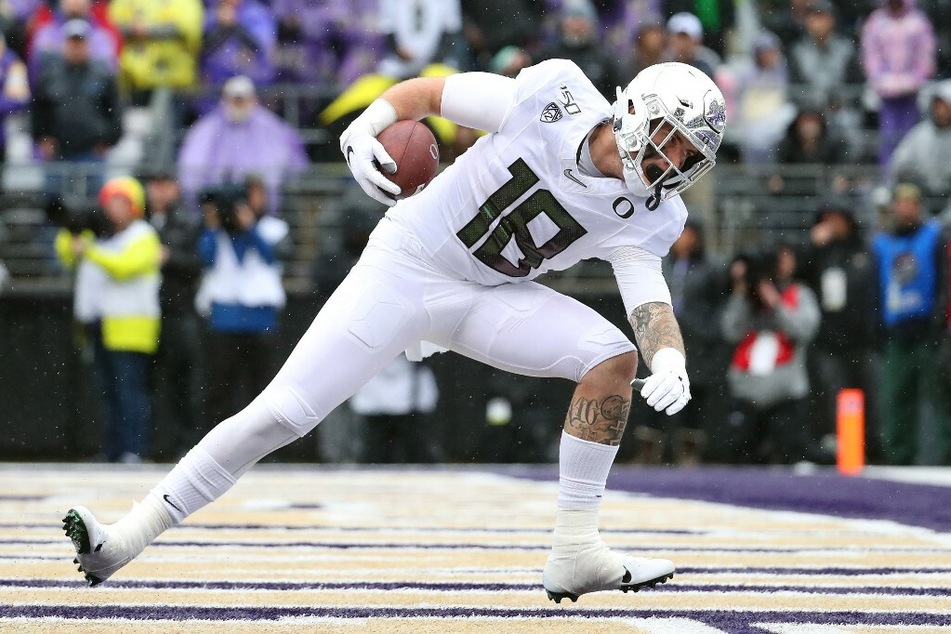 Spencer Webb of the Oregon Ducks scores a 12 yard touchdown catch against the Washington Huskies.