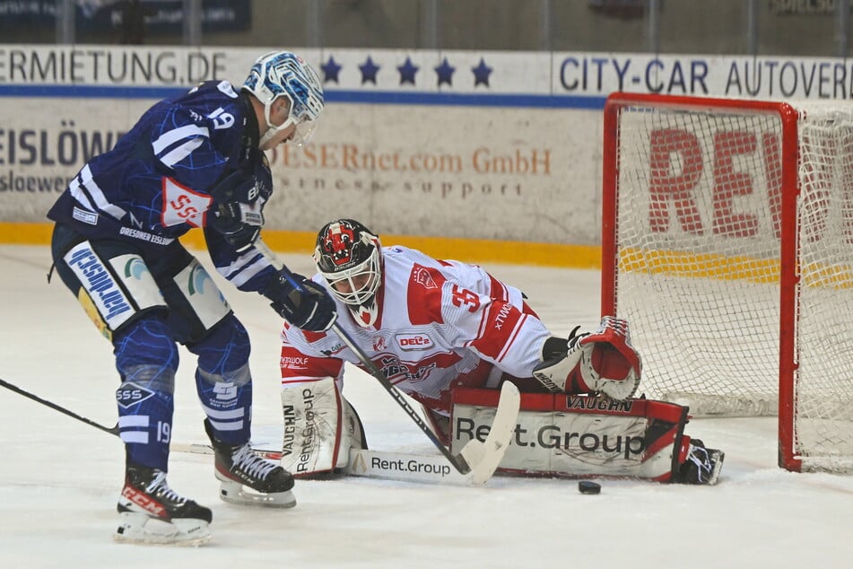 Eislöwe Niklas Postel (26, l.) muss hier die Scheibe an Nauheims Goalie Gerald Kuhn (38) vorbei unterbringen.