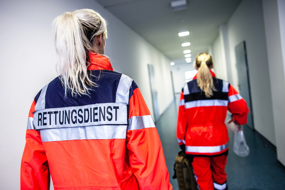 Die Mitarbeiter des Rettungsdienstes werden hin und wieder angegriffen. Im ersten Halbjahr gab es 32 solcher Straftaten in Sachsen. (Symbolbild)