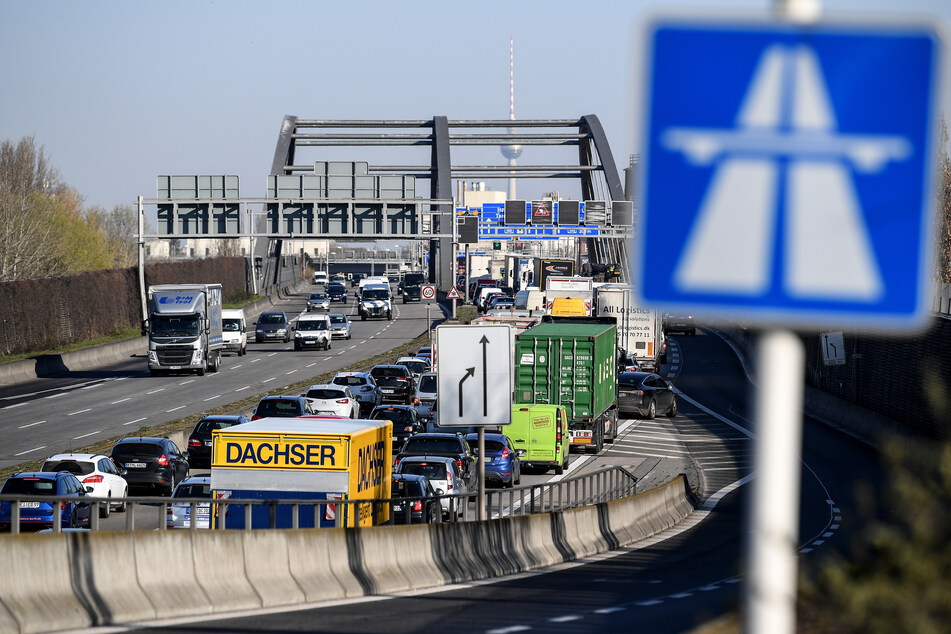 Stau auf der Stadtautobahn Berlin in der Richtung stadteinwärts. Am langen Pfingstwochenende kann es auf Autobahnen trotz Corona-Krise voll werden.