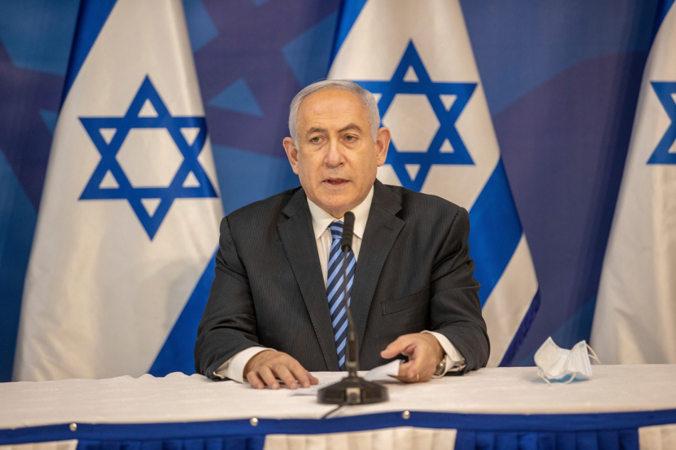 Benjamin Netanjahu (70), Ministerpräsident von Israel, gibt im israelischen Verteidigungsministerium eine Erklärung ab.