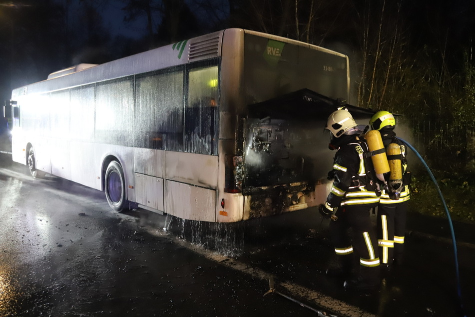 Ein Bus fing am Donnerstagnachmittag im Erzgebirge Feuer.