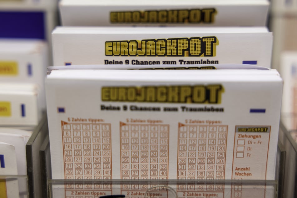 Der noch unbekannte Glückspilz hatte beim Eurojackpot neben sechs Richtigen auch noch die zwei Eurozahlen richtig getippt. (Symbolbild)