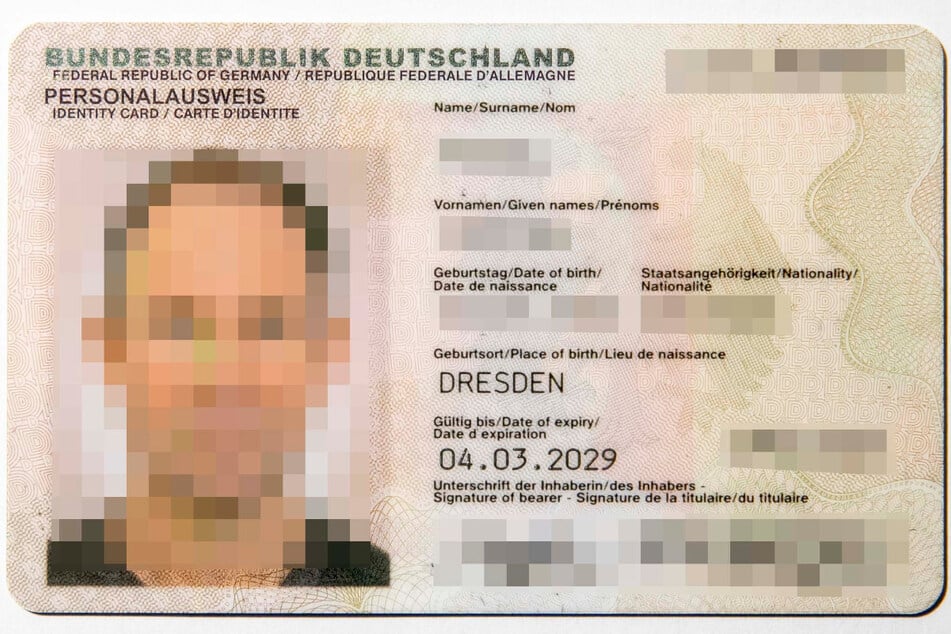 2010 verschmäht, zehn Jahre später heiß begehrt: Der digitalfähige Personalausweis im Scheckkarten-Format.